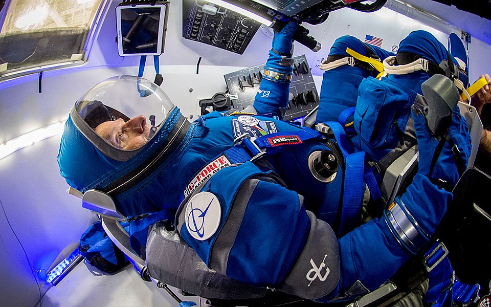 this-is-the-new-cst-100-starliner-spacesuit-that-was-designed-and-built-by-boeing