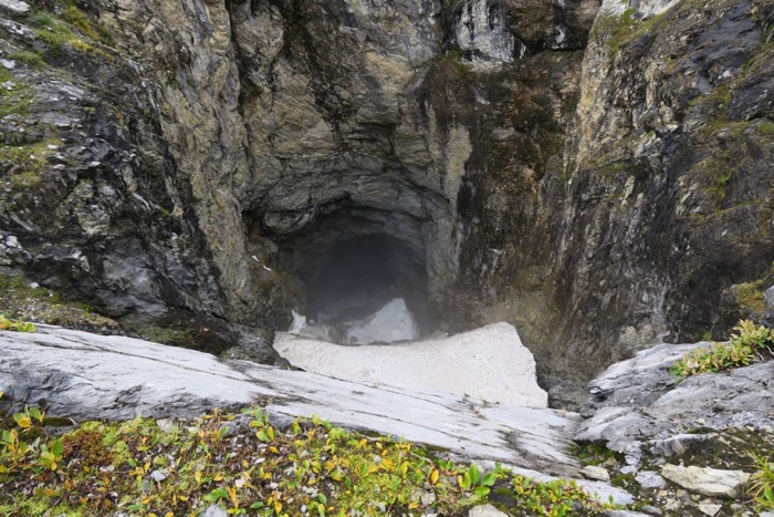927 giant cave canada 3