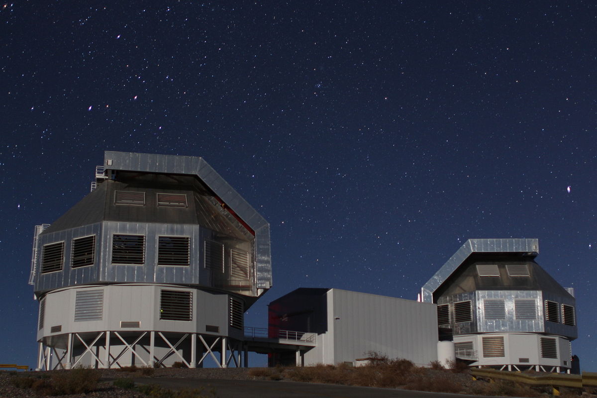 1200px Magellan Telescopes at LCO 2014 04 19