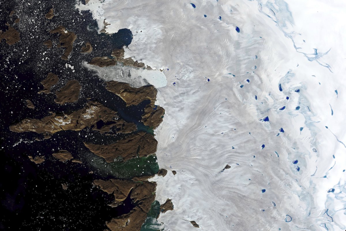 Derretir el agua de la capa de hielo del noroeste de Groenlandia el 30 de julio de 2019. (NASA / Associated Press)