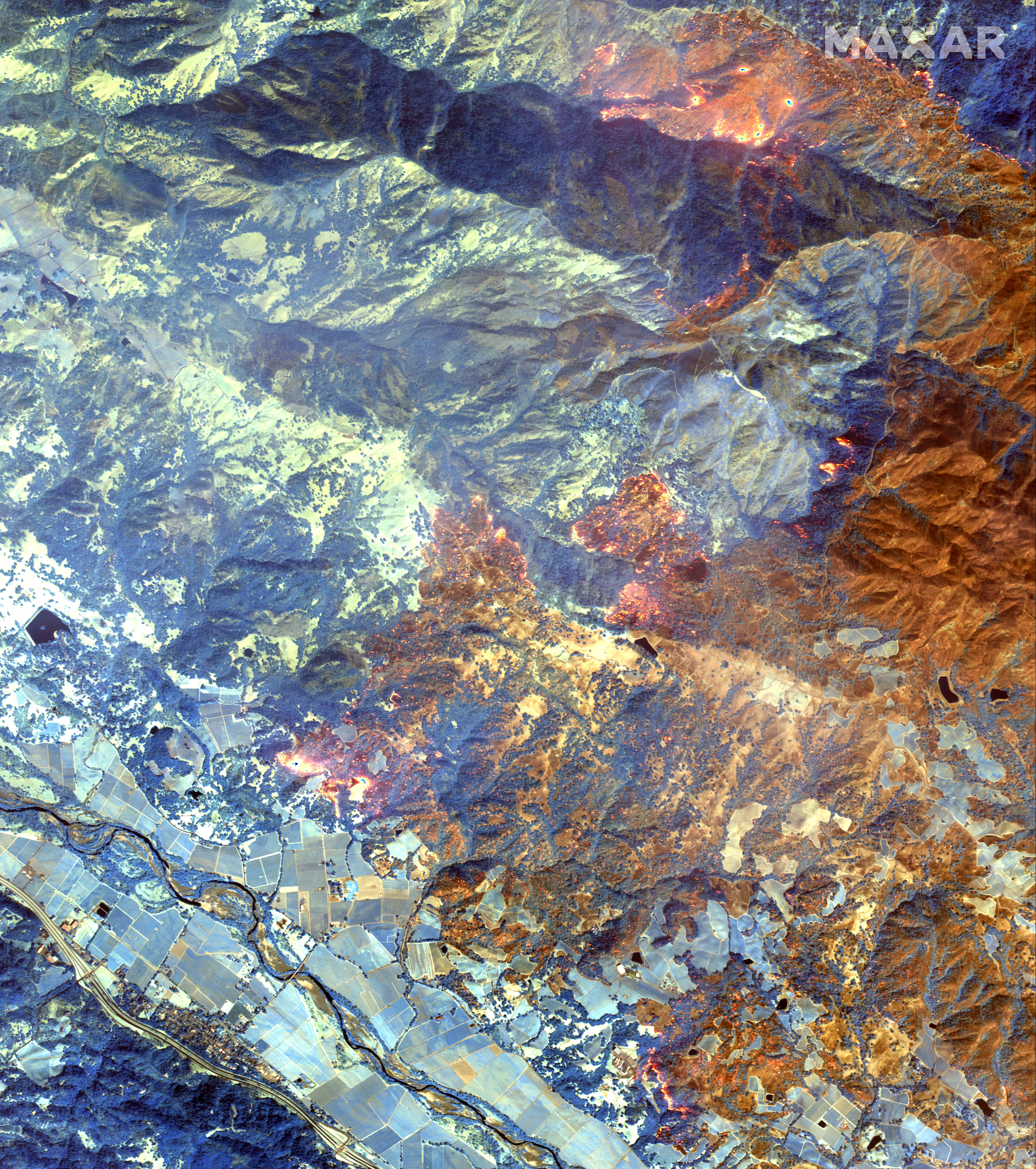 El satélite muestra el borde occidental del incendio Kincade. (Tecnologías Maxar 2019)