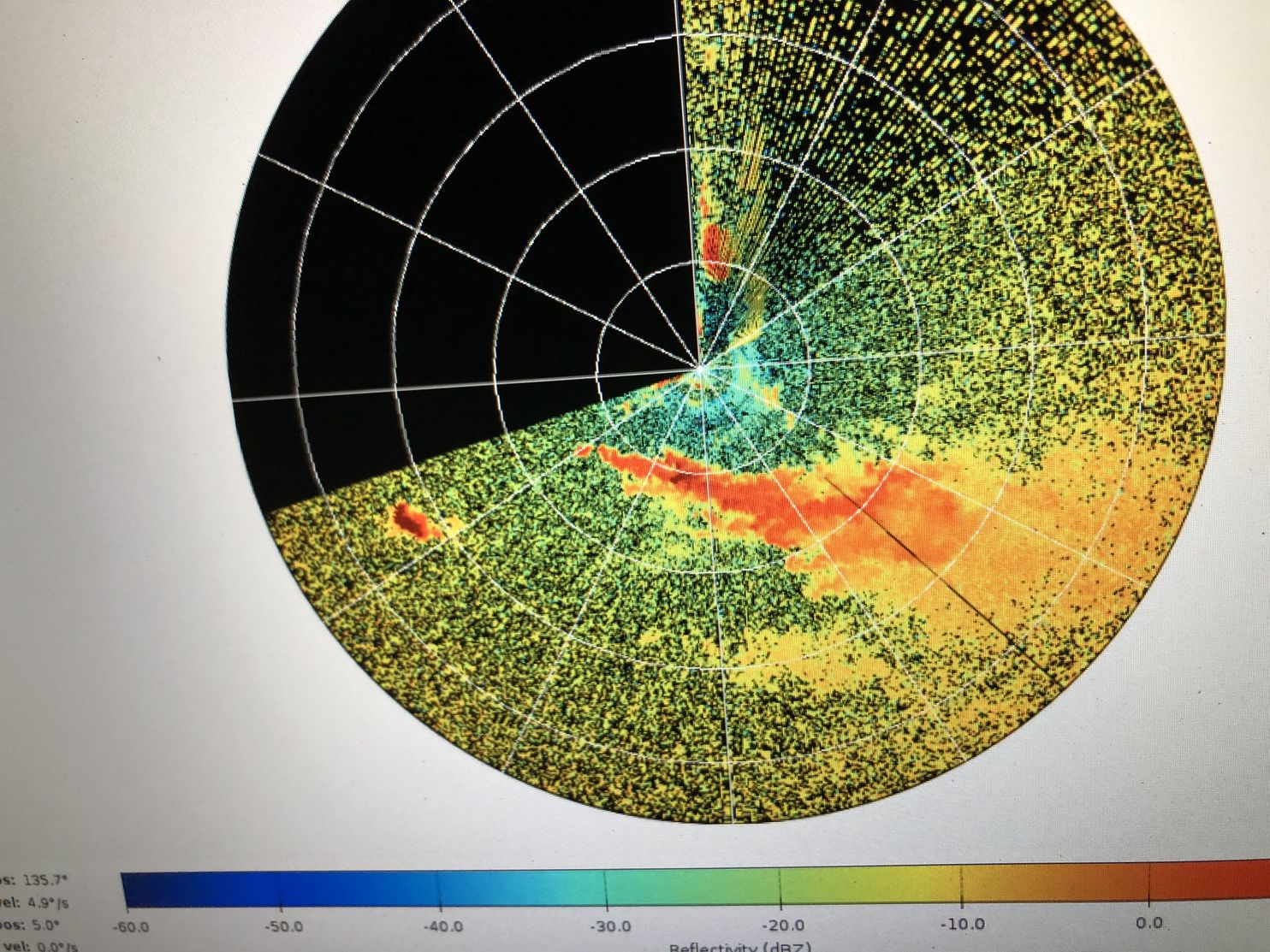 Una imagen de radar de Ka Band que muestra una columna de humo (área naranja y roja). (Laboratorio de Investigación del Clima de Fuego SJSU)