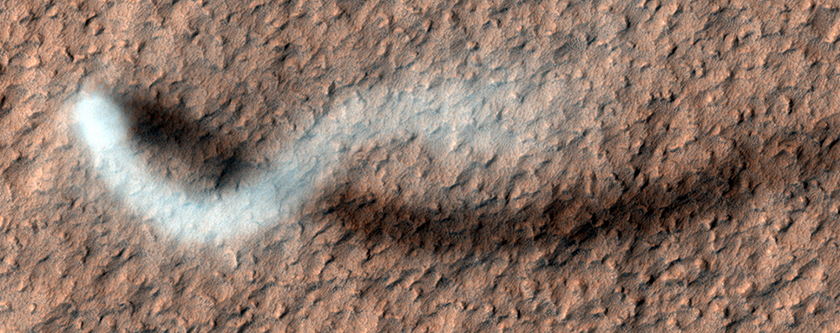 Serpentine dust devil de 2012. (NASA / JPL / UArizona)