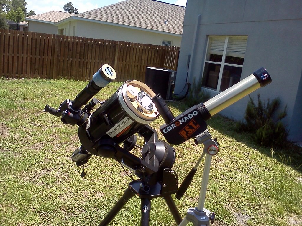 Un telescopio configurado para ver el Sol tanto en hidrógeno alfa como en luz visible. (David Dickinson)