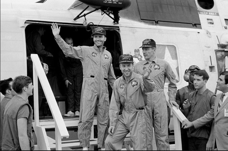 La tripulación del Apolo 13 después de aterrizar con seguridad. (NASA)