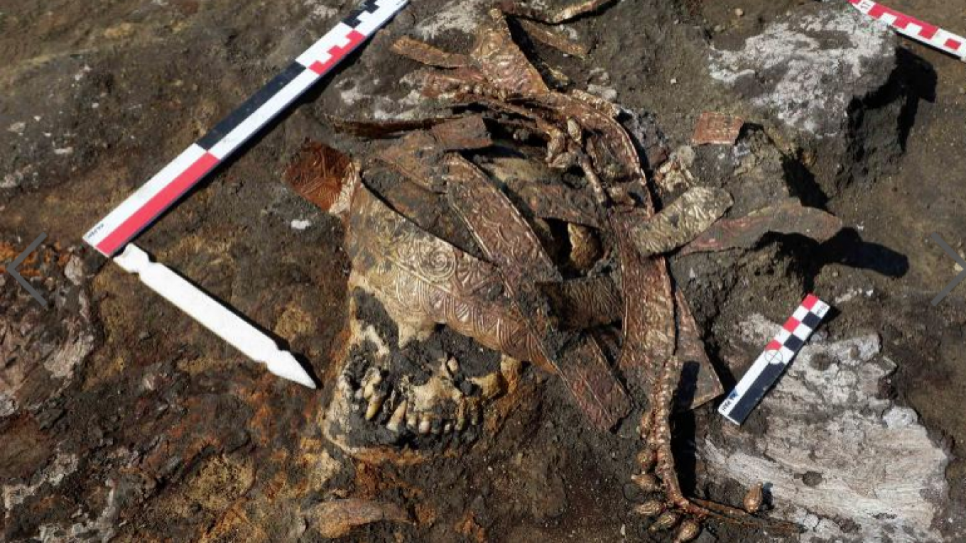 The Scythian remains with the headdress. (www.archaeolog.ru)