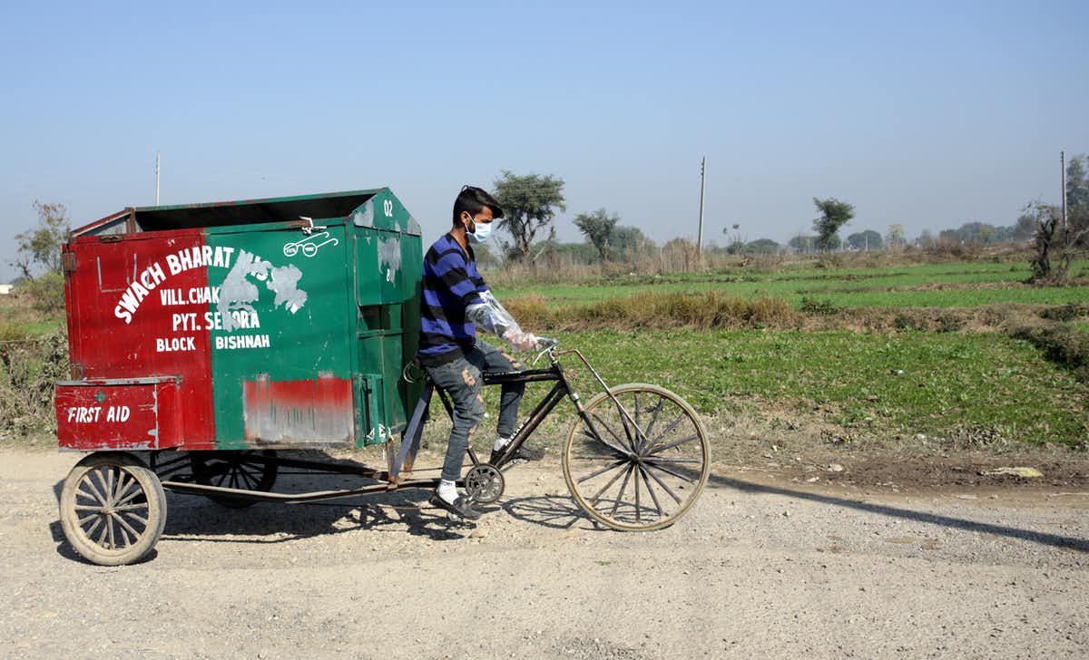 An additional 500,000 people will need to be reached by waste collection services each day until 2040. (EPA-EFE/JAIPAL SINGH)