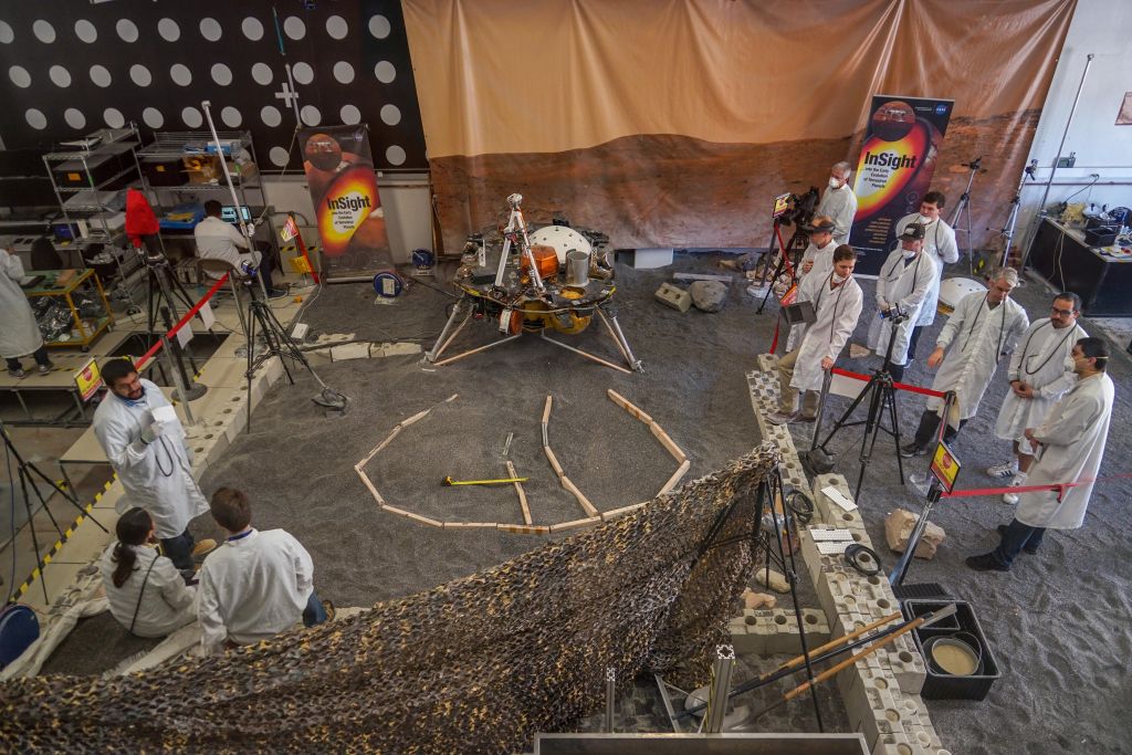 InSight lander test-bed facility at JPL. (NASA/JPL-Caltech/IPGP)
