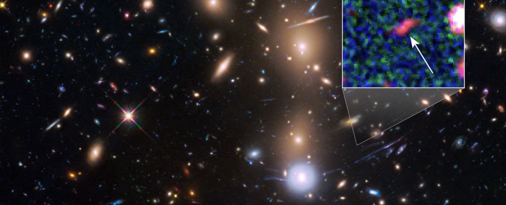 Hình ảnh thiên hà Tayna cực mờ nhạt nằm xa phía sau cụm thiên hà MACS J0416.1-2403.