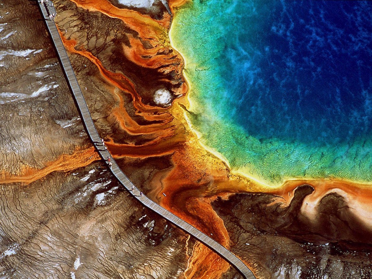 marvel-at-grand-prismatic-spring-located-in-wyomings-yellowstone-national-park-as-the-largest-natural-hot-spring-in-the-us-its-a-favorite-for-its-dazzling-colors-that-shift-from-orange-and-reds-in-the-summer-to-green-hues-in-the-winter