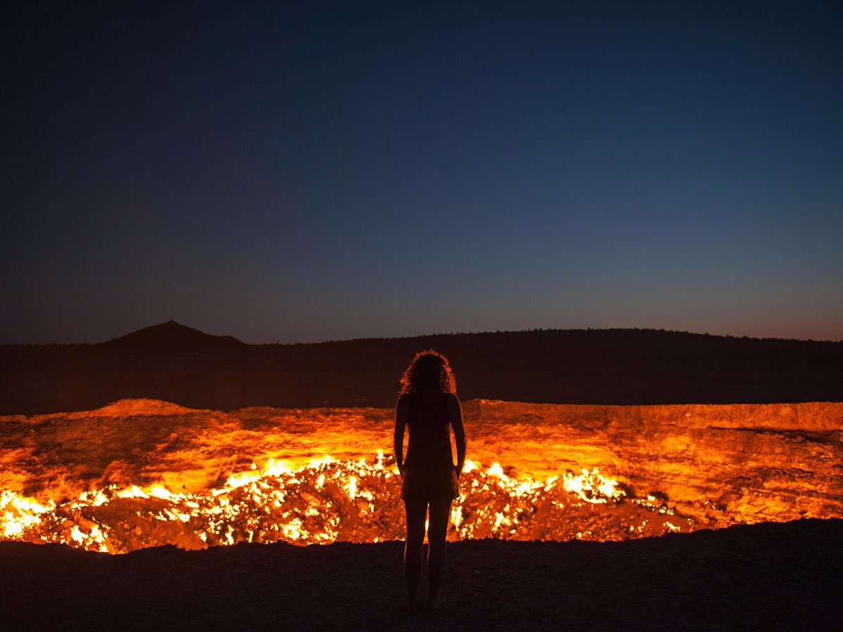 the-door-to-hell-in-turkmenistan-has-been-burning-its-flames-since-1971-somehow-the-hole-continues-to-burn-since-it-was-accidentally-drilled-into-by-geologists