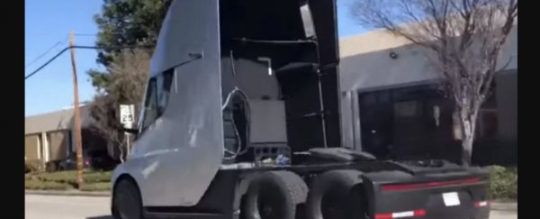 Video showing the acceleration of Tesla's electric truck is breathtaking