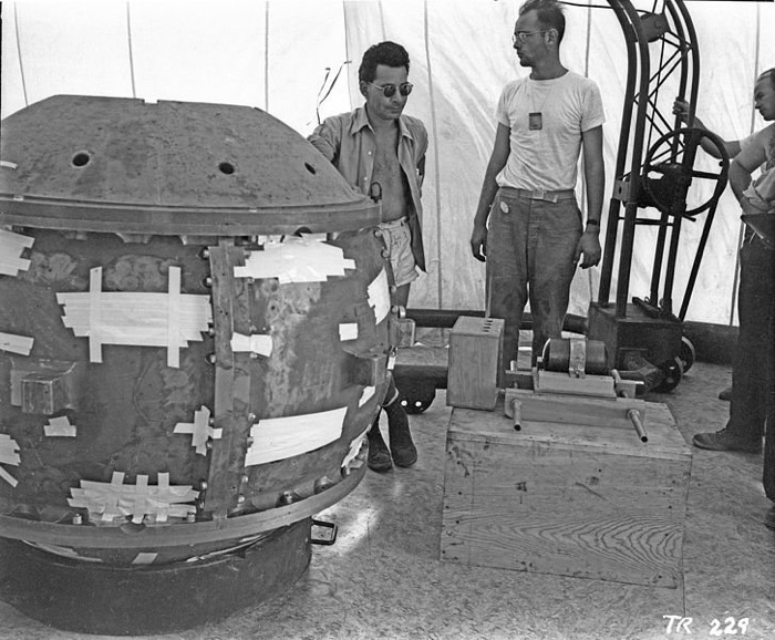 Louis Slotin, à esquerda, com a primeira montagem de bomba nuclear, Gadget (Los Alamos National Laboratory)