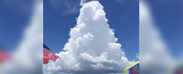 This unreal storm cloud is totally legit, and meteorologists can explain why
