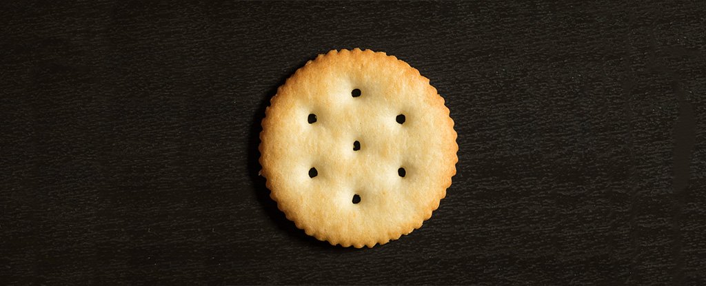 Печенье с дырочками. Печенье крекер в домашних условиях рецепты. Как определить скорость обмена веществ. Сухое печенье из пресного теста. Печенье крекер.