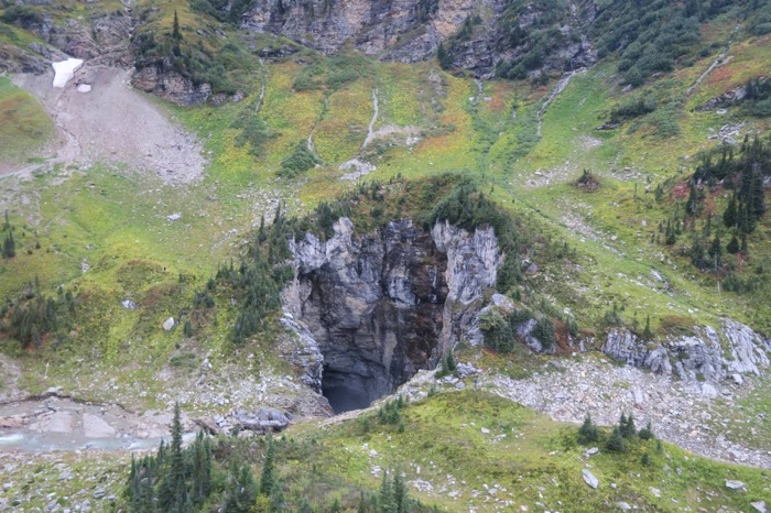 927 giant cave canada 3