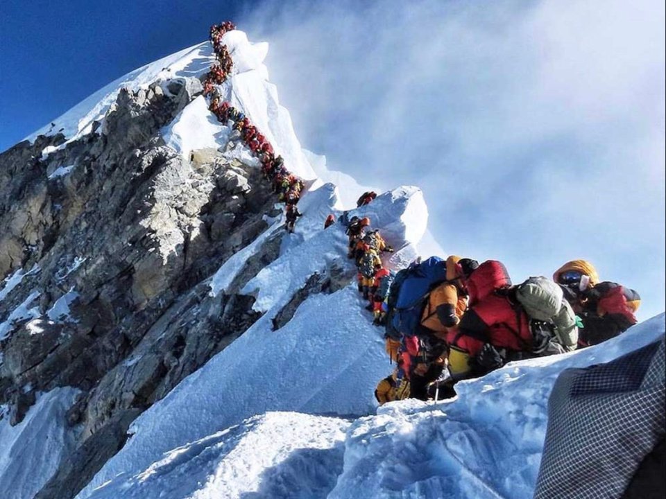 A deadly traffic jam on Mount Everest's 'death zone.' (Twitter/@nimsdai)