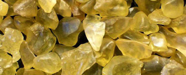 Strange canary yellow glass in Egyptian desert shown to be result of meteorite impact