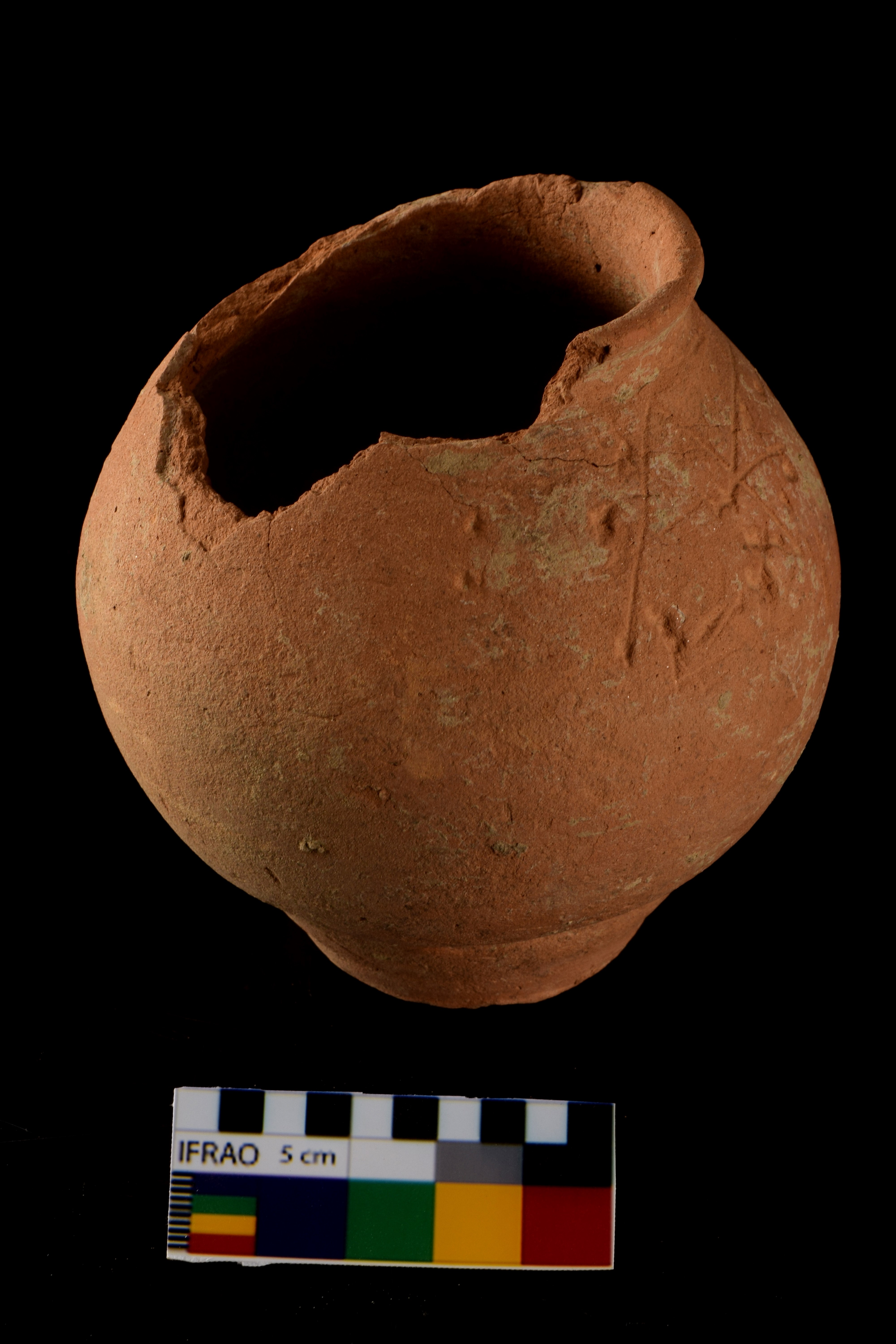 Globular pot found near the head of the skeleton that yielded ancient DNA. (Vasant Shinde/Deccan College Post Graduate Research Institute)