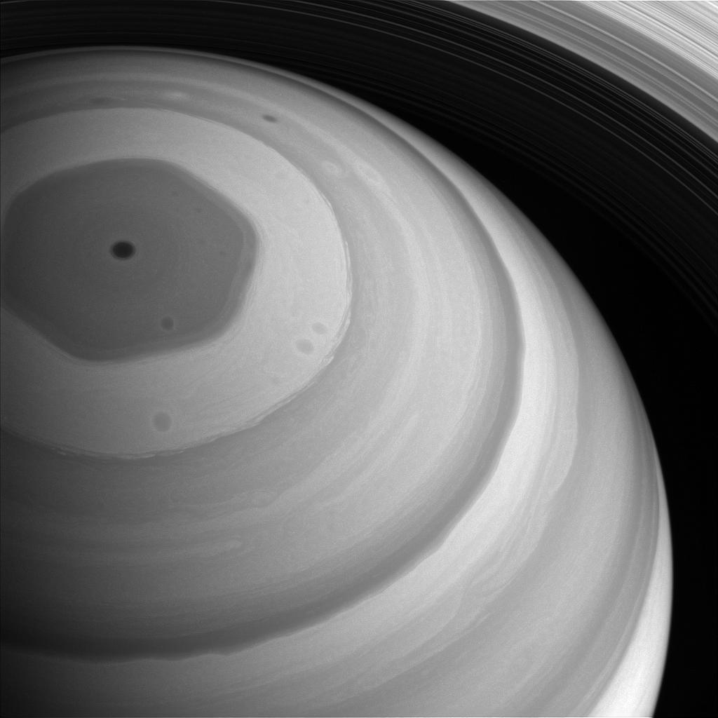 Il vortice polare settentrionale di Saturno catturato da Cassini. (NASA / JPL-Caltech / Space Science Institute.)