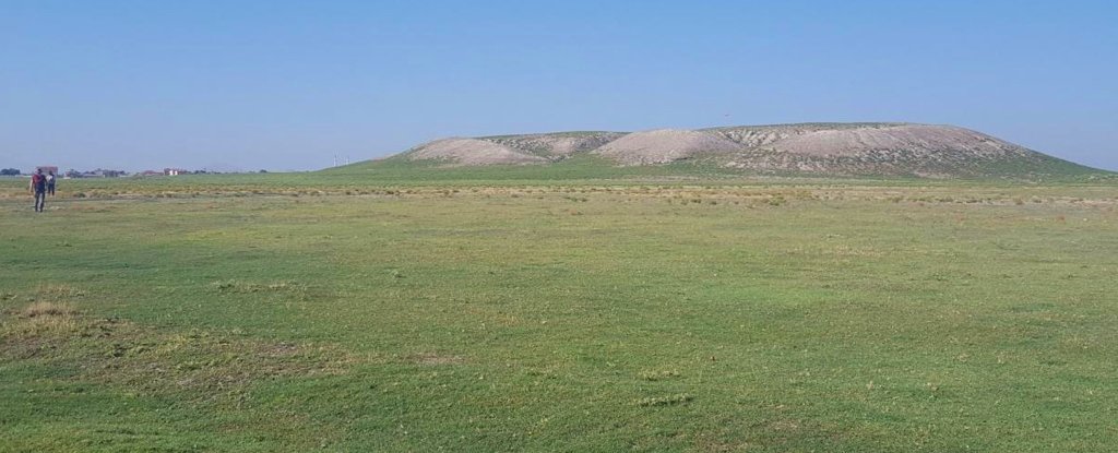 The archaeological mound at Türkmen-Karahöyük. 