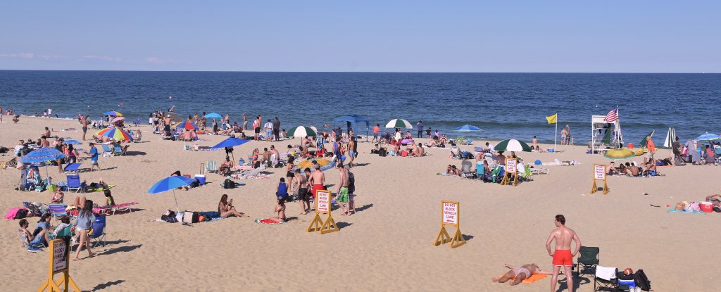 Crowds visiting the beach on 14 June 2020 in New Jersey. 