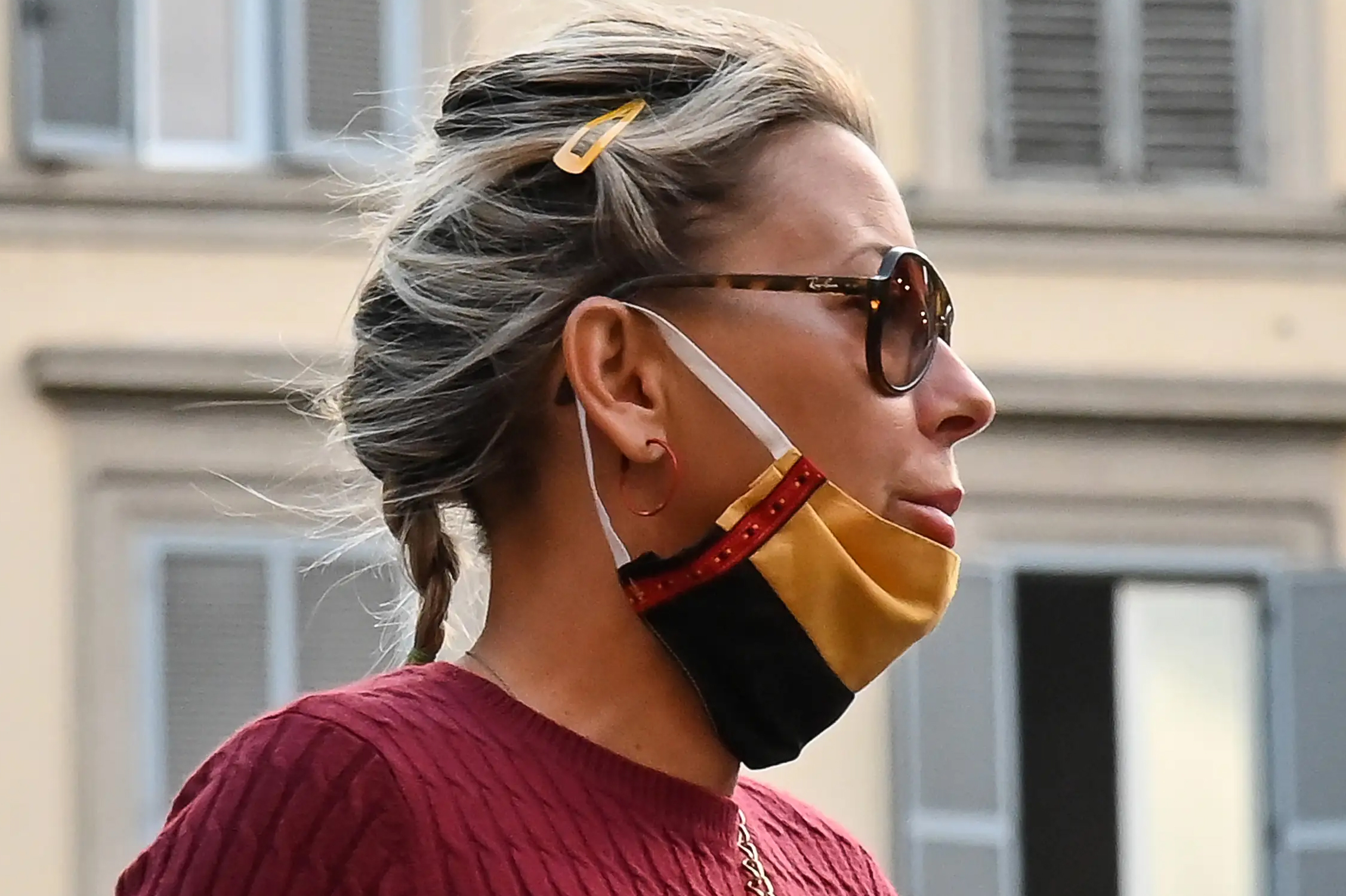 Woman wearing a mask improperly