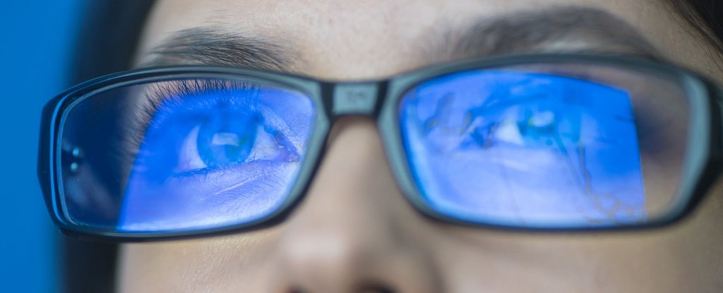 No hay evidencia de que las gafas que ‘bloquean el filtro de luz azul’ lo ayuden a dormir, dice un neurólogo