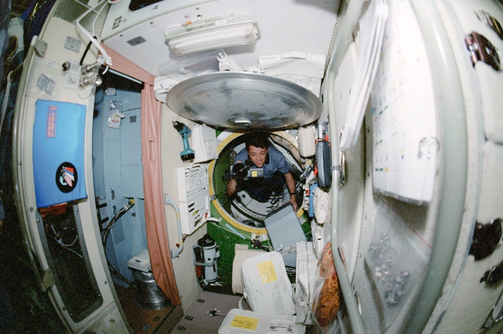 Astronaut Jeffrey Ashby moves into the Zvezda Service Module, 25 May 2011. (NASA)