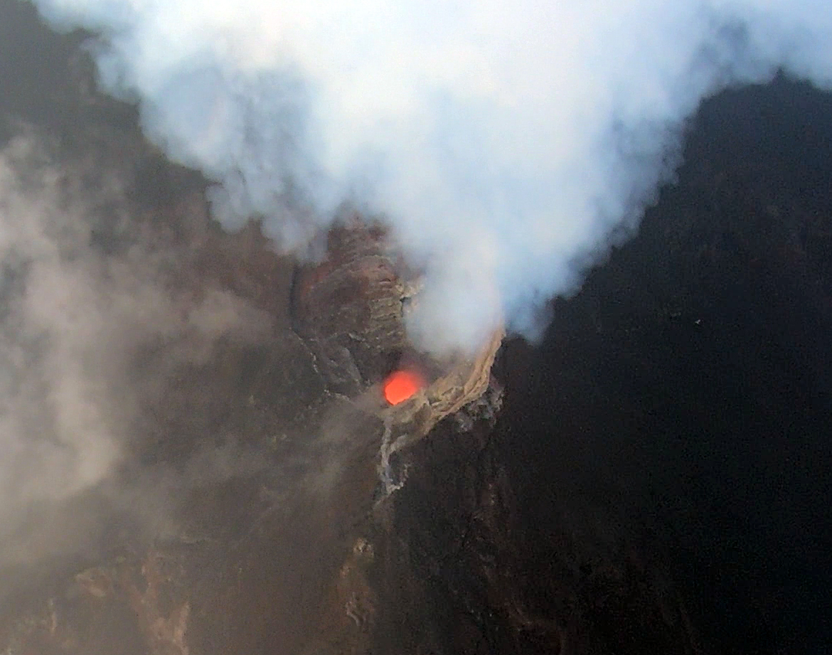 Manam summit crater