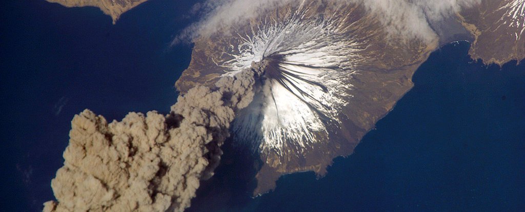 Plume from Mount Cleveland on May 23, 2006, as seen from the ISS.  