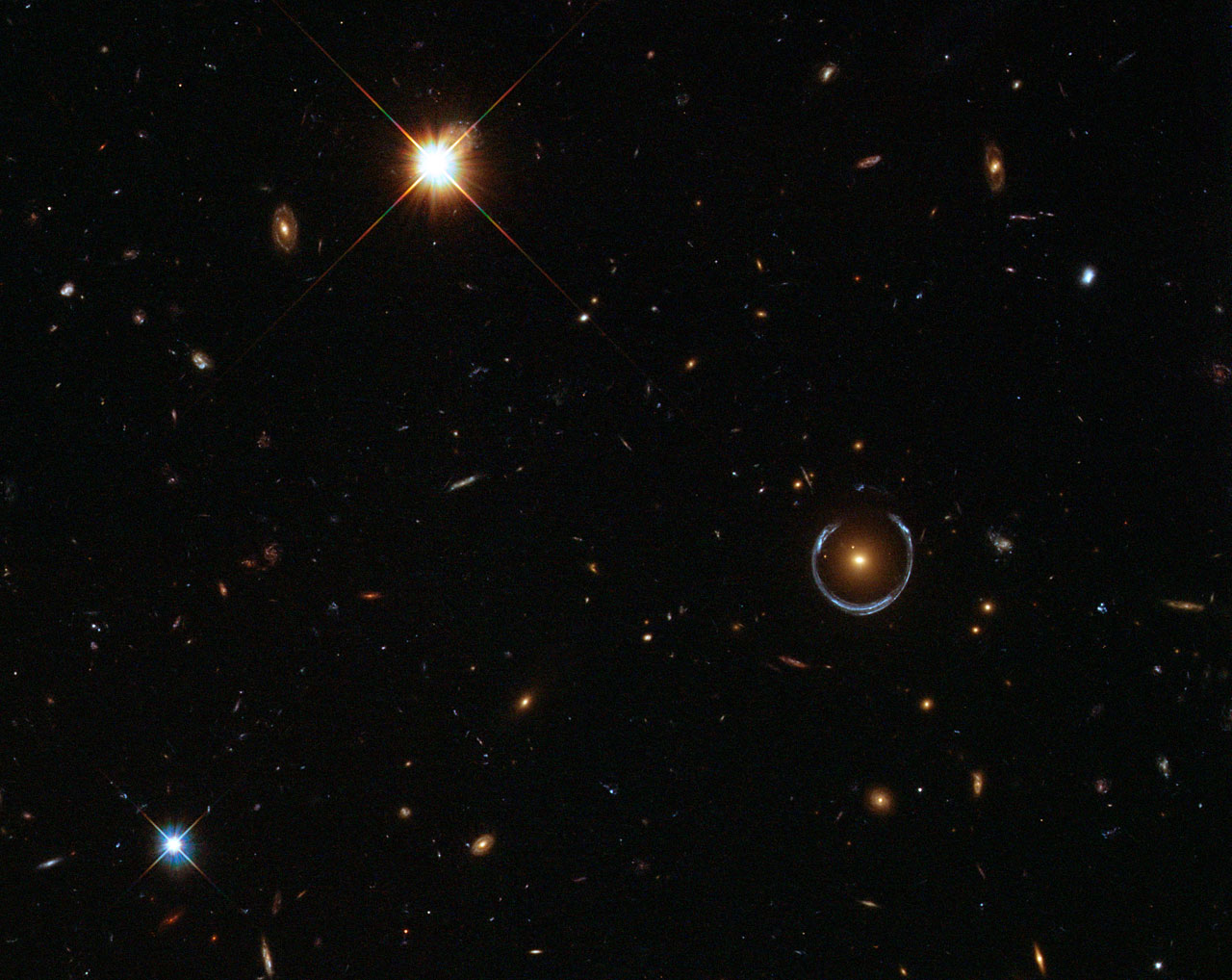 کشف کاملترین حلقه انیشتین در فضا توسط هابل GAL-CLUS-022058s