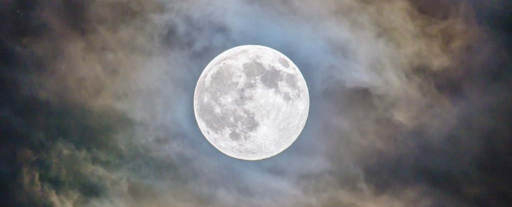 The full moon changes the way people sleep without us ever realizing it, says a study