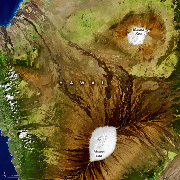 Amazing Image Reveals Hawaiian Volcanoes Blanketed in Snow After