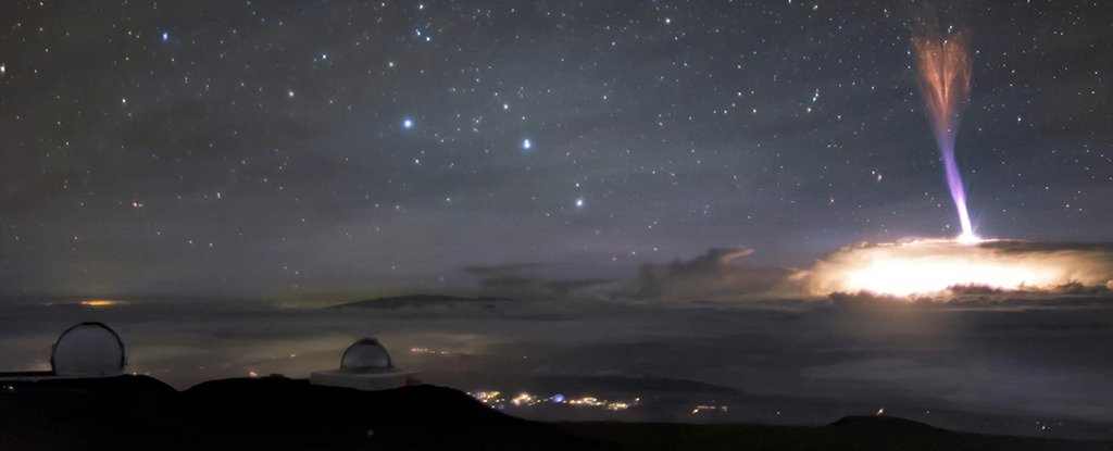 Breathtaking photo from Hawaii shows not one but two rare aerial phenomena