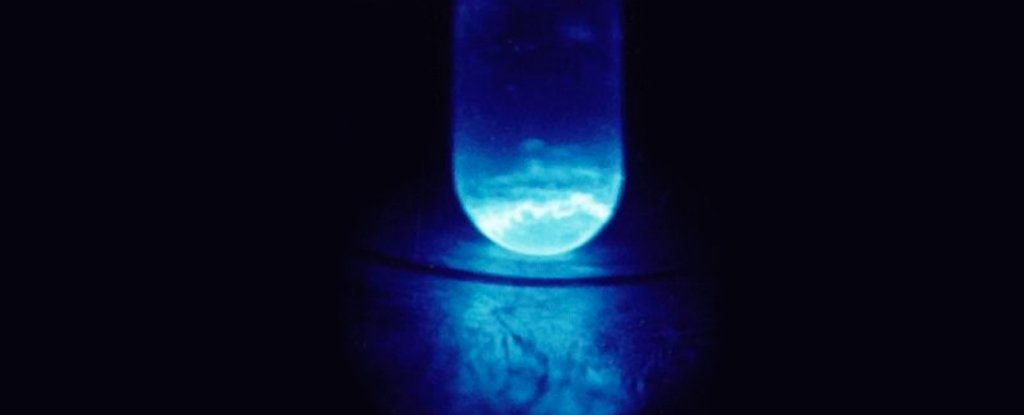 Glow of radiation from 300 micrograms of einsteinium 