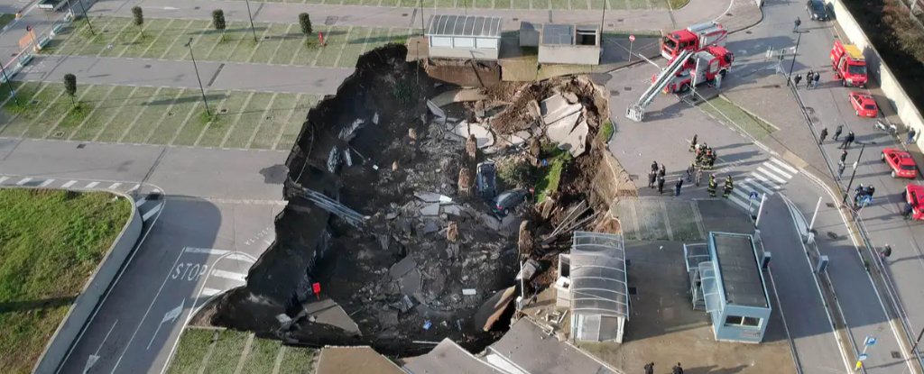 Sinkhole in Naples, Italy, 8 January 2021. 