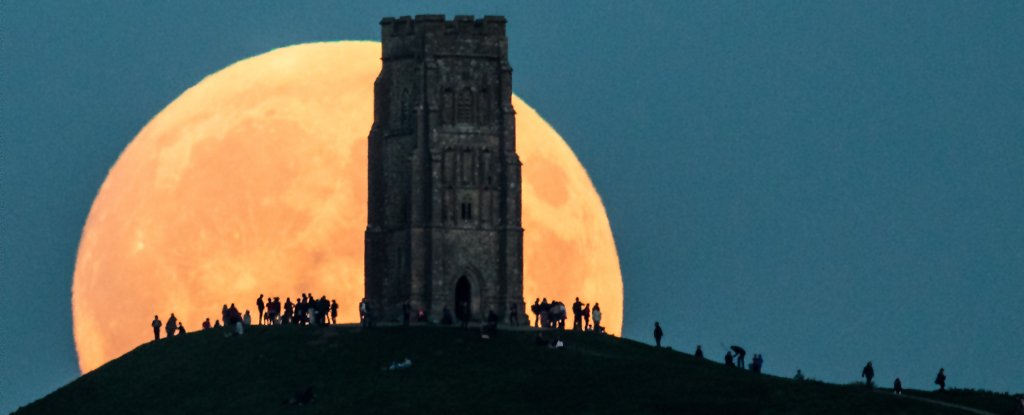 Supermoon rising behind Glastonbury Tor, England, 27 Sep 2015. 