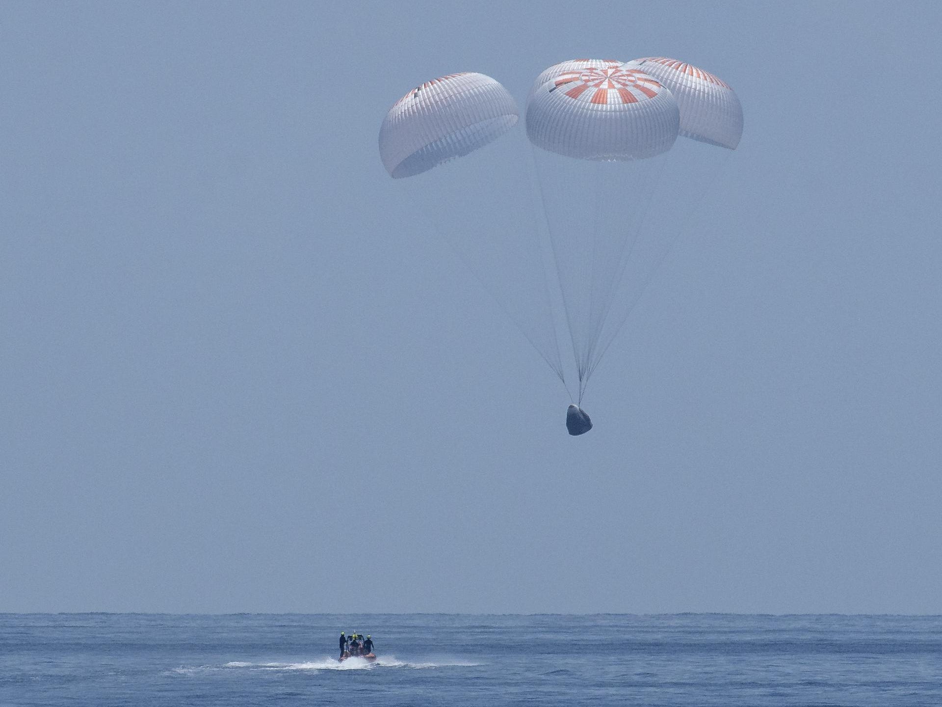 Crew Dragon Endeavour with astronauts Bob Behnken and Doug Hurley onboard, Gulf of Mexico, 2 August 2020. (NASA/Bill Ingalls)