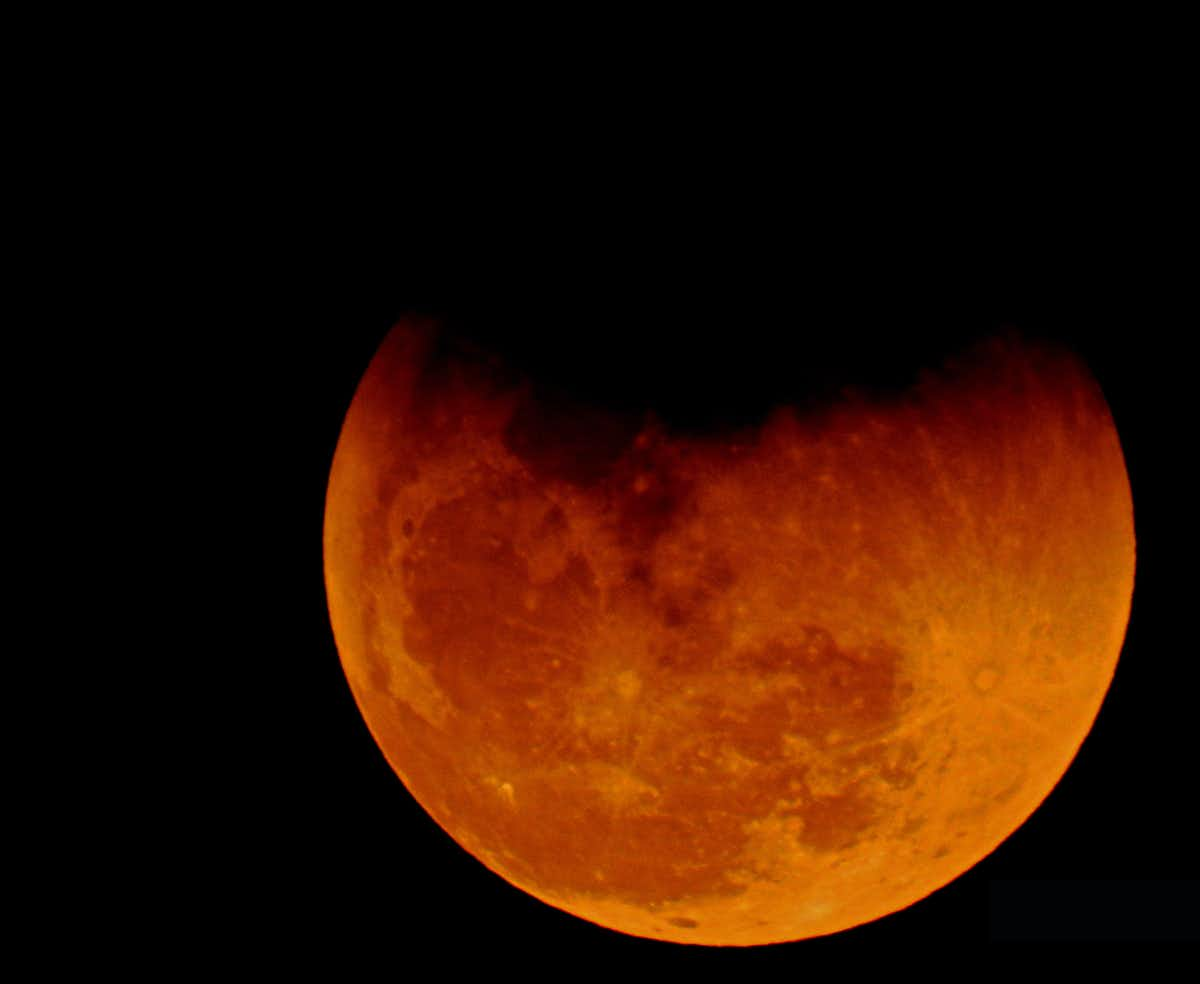 Earth's atmosphere gives the Moon a blood-red glow during total lunar eclipses. (Irvin Calicut/WikimediaCommons/CC BY-SA)