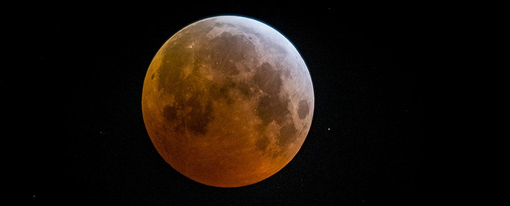 A total lunar eclipse in Mechelen, on Monday 21 January 2019. 