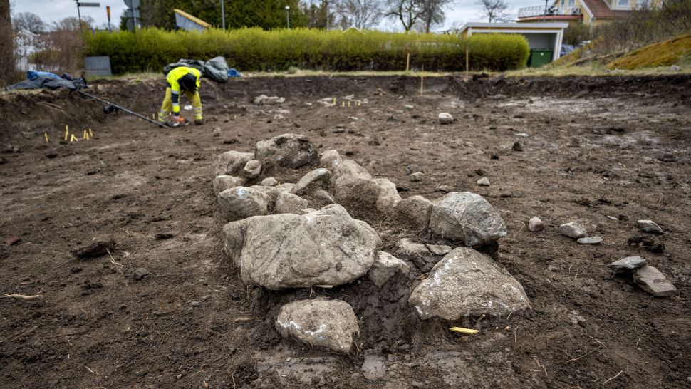 Remains of a stone cairn were found over this tomb. (Uppdrag arkeologi)