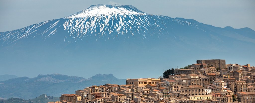 Il vulcano Monte Edna in Italia continua a crescere, e ora è sempre più alto