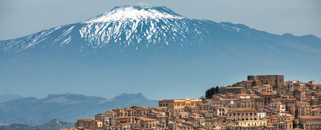 Il vulcano Etna in Italia continua a crescere ed è ora più alto che mai