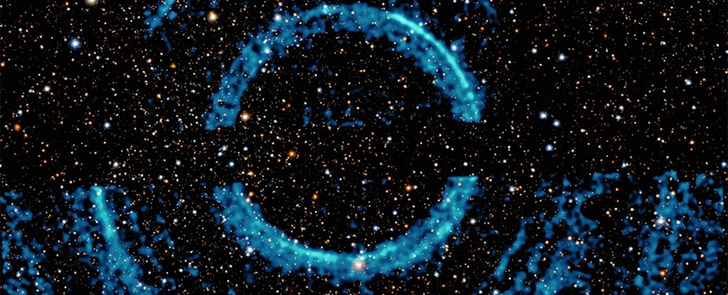 Enormi anelli a raggi X attorno a un buco nero rivelano polvere interstellare nascosta