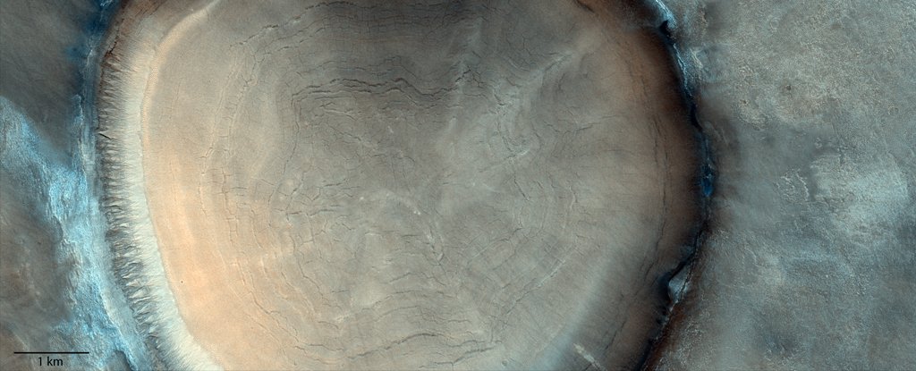 Questo stupefacente cratere su Marte sembra stranamente come un ceppo d’albero