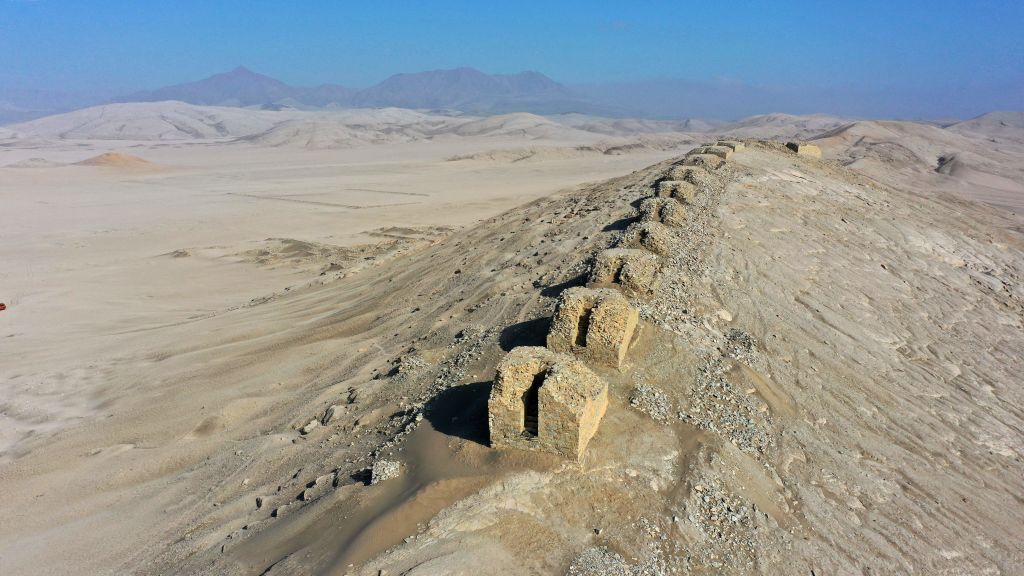 Une rangée de tours en ruine vue d'en haut