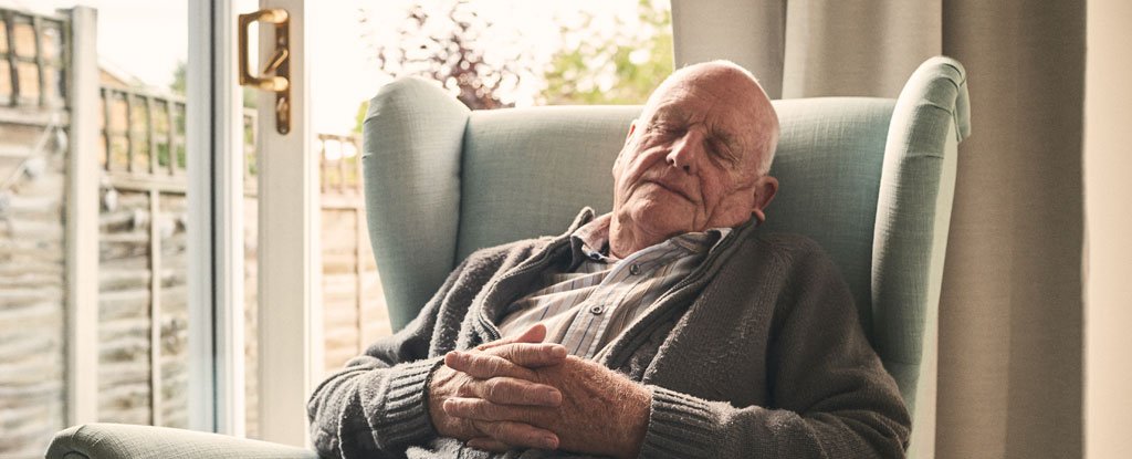 Más siestas durante el día en personas mayores podría ser un signo temprano de demencia, según un nuevo estudio