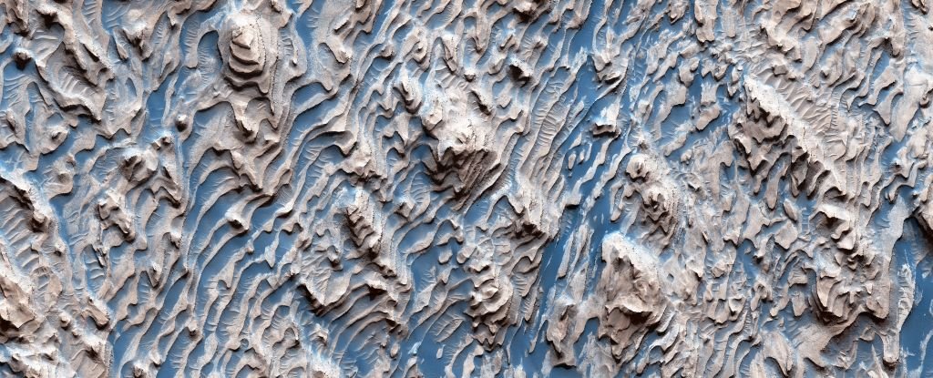 Mars arazisinin nefes kesici fotoğrafları, gizemli bir periyodik geçmişe işaret ediyor