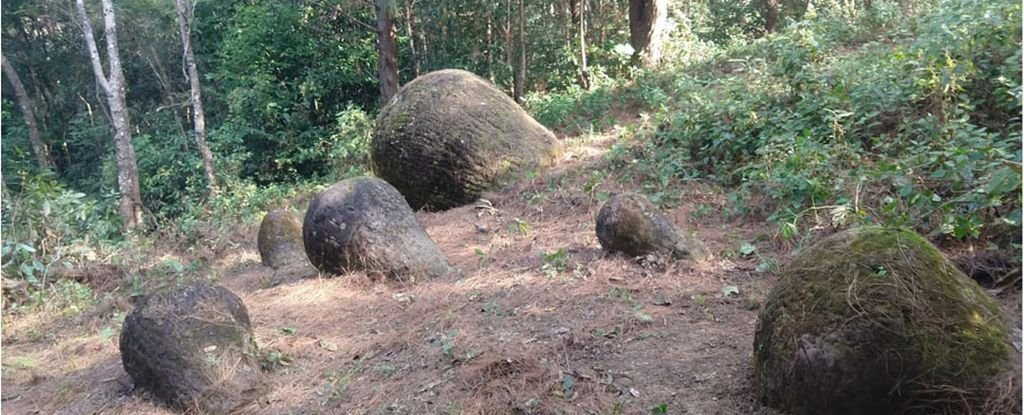 Pot batu raksasa aneh yang dibuat oleh orang misterius baru saja ditemukan di India